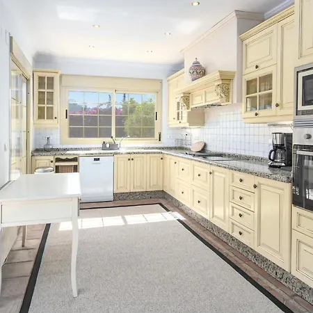 Cln- Spacious 6 Bedroom Next To * Μαρμπέλλα