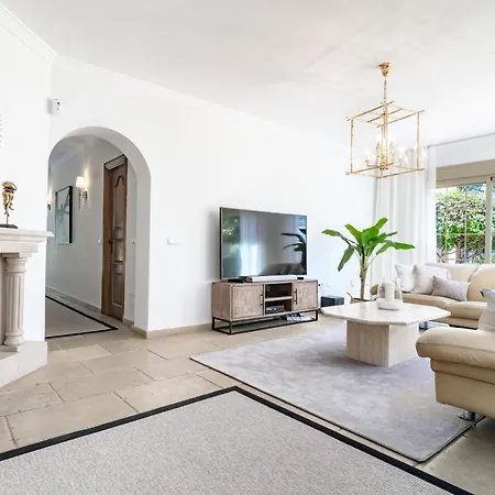 Cln- Spacious 6 Bedroom Next To Villa