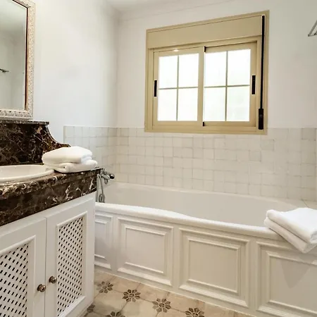 Cln- Spacious 6 Bedroom Next To * Μαρμπέλλα